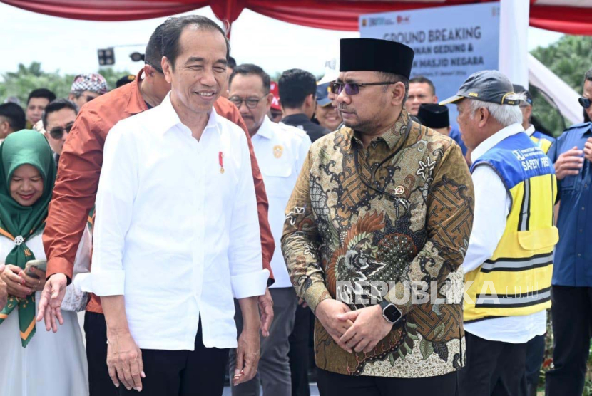 Presiden Joko Widodo (Jokowi) bersama Menag Yaqut Cholil Qoumas usai groundbreaking Masjid Negara di Ibu Kota Nusantara (IKN), Rabu (17/1/2024).  