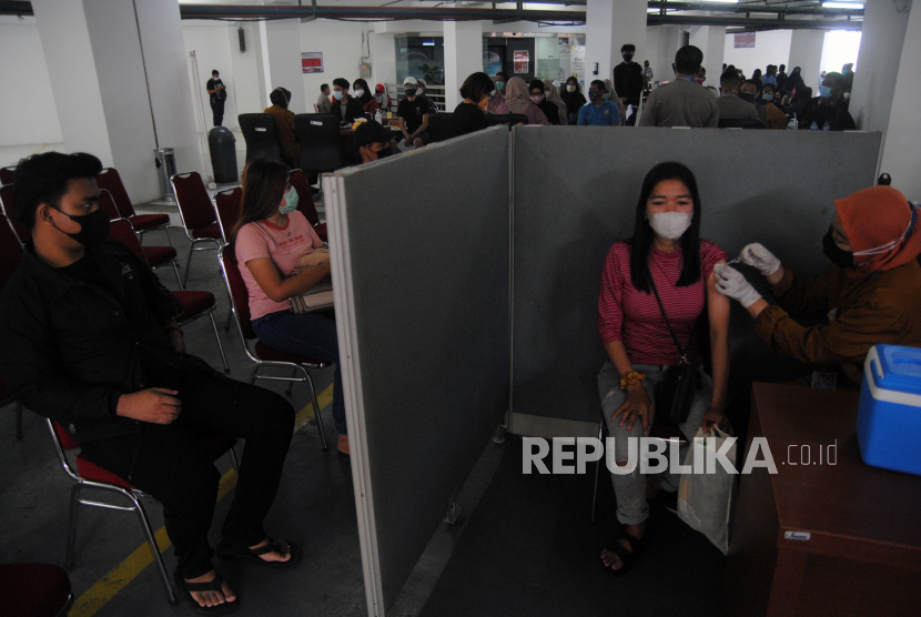 Petugas kesehatan menyuntikkan vaksin Covid-19 kepada warga saat vaksinasi massal  di Kota Bogor (ilustrasi)