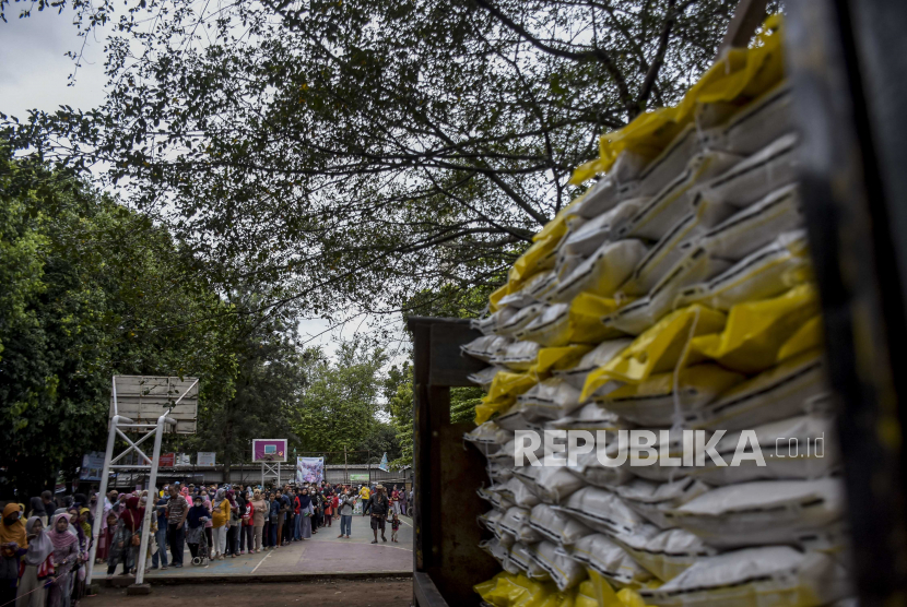 Warga mengantre untuk membeli beras kualitas medium saat operasi pasar beras medium di Lapangan Gasmin, Jalan Purwakarta, Antapani, Kota Bandung, Jawa Barat, Rabu (22/2/2023). 