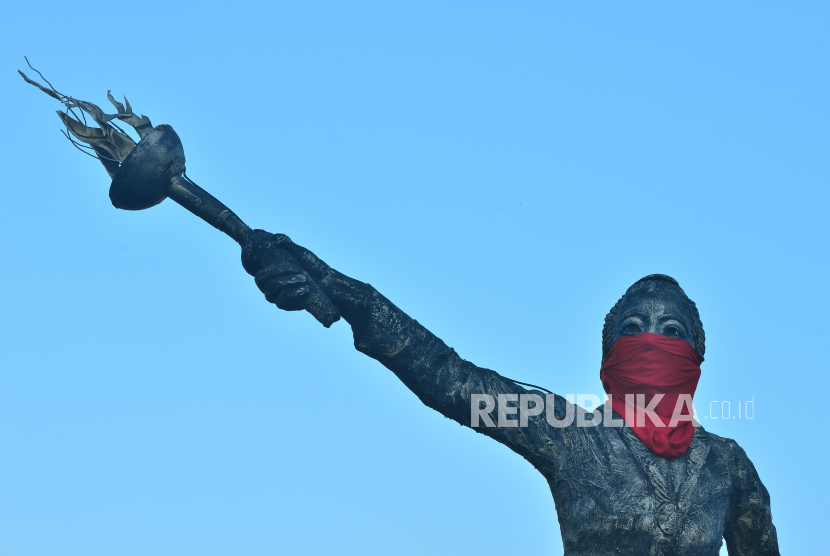 Patung Raden Ajeng Kartini dipasangi masker di Jepara, Jawa Tengah, Rabu (1/7/2020). Patung yang menjadi simbol kota Jepara tersebut dipasangi masker guna mensosialisasikan pada warga untuk meningkatkan kesadaran mengenakan masker menyusul lonjakan tajam kasus terkonfirmasi positif COVID-19 di wilayah itu dari yang semula lima kasus menjadi 398 kasus positif dalam waktu lima pekan dan 27 diantaranya meninggal. ANTARA FOTO/Yusuf Nugroho/aww.