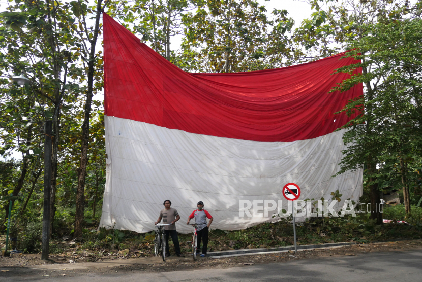 Bendera merah putih raksasa terpasang di  Sukoharjo, Jawa Tengah, Rabu (12/8). Pengibaran bendera merah putih dengan ukuran 16x12 meter ini untuk memeriahkan HUT RI ke-75. Prosesi penaikan bendera ini menggunakan upacara dan menyanyikan lagu Indonesia Raya secara bersama.