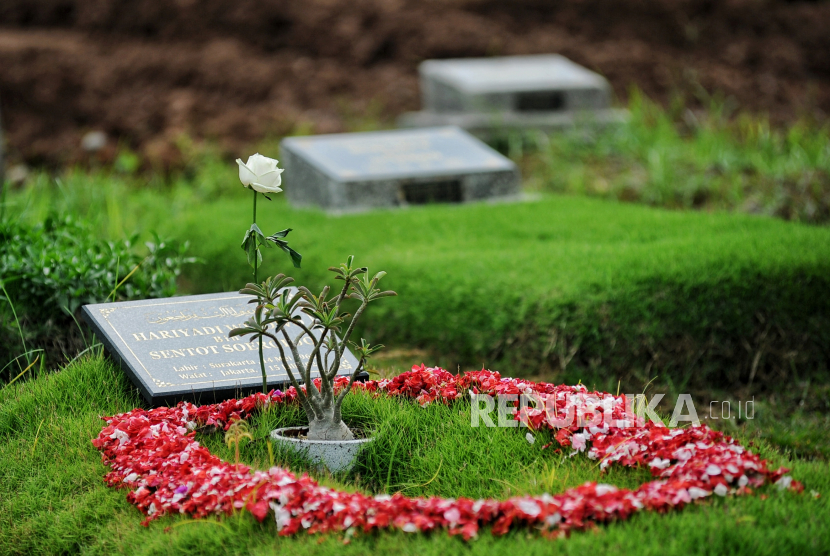 Taburan bunga disalah satu makam di TPU khusus Covid-19 Rorotan, Jakarta Utara, Senin (2/5/2022). Benarkah Meninggal di Hari Jumat Ciri Husnul Khotimah?