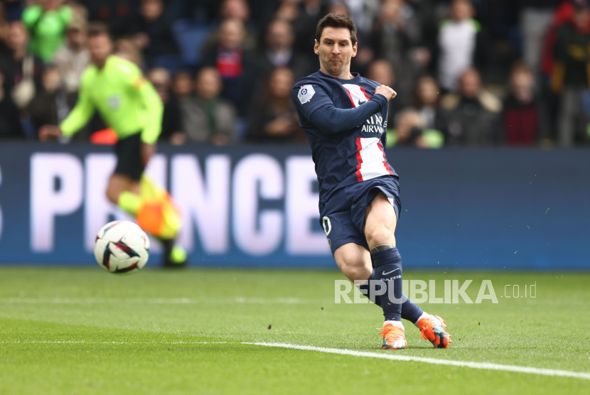 Lionel Messi dari PSG beraksi selama pertandingan sepak bola Ligue 1 Prancis antara Paris Saint-Germain (PSG) dan Lille, di Paris, Prancis, Ahad, (19/2/2023).