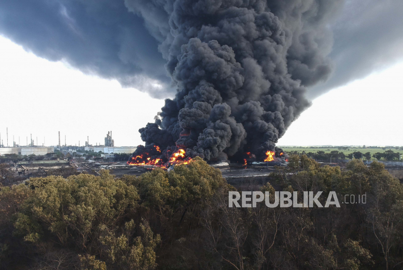  Sebuah gambar yang diambil dengan drone menunjukkan asap tebal mengepul saat kebakaran di kilang minyak Balongan milik negara di Balongan, Indramayu, Indonesia, 29 Maret 2021.