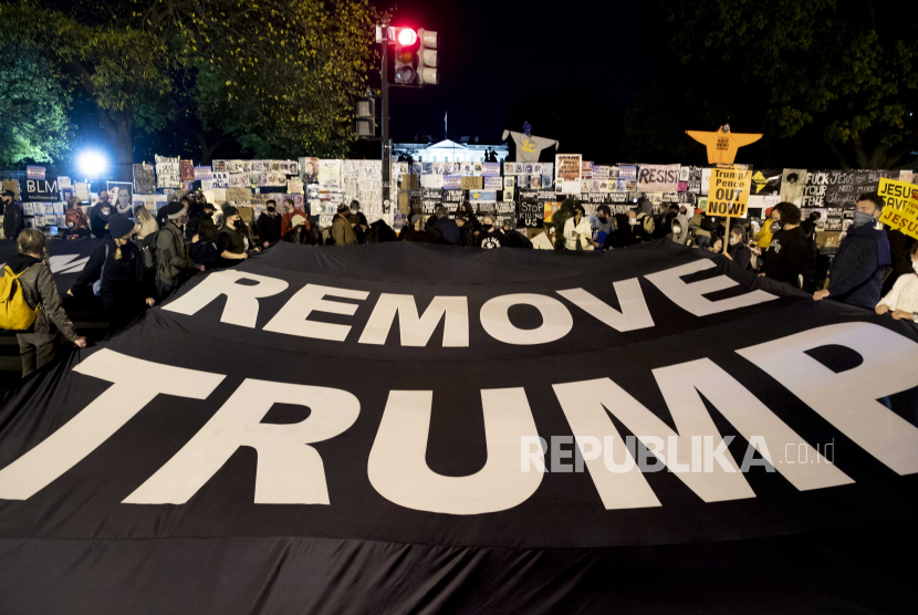 Ratusan orang membentangkan spanduk dan poster serta meneriakkan slogan demokrasi di Black Lives Matter Plaza, Rabu (4/11). 
