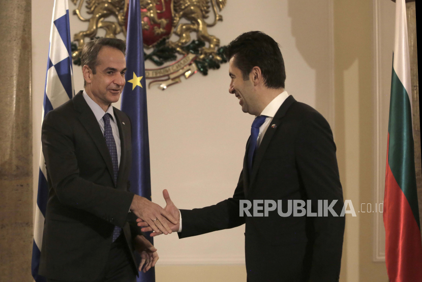 Perdana Menteri Bulgaria Kiril Petkov (kanan)  mengatakan negaranya tidak akan terlibat dalam permusuhan di Ukraina.