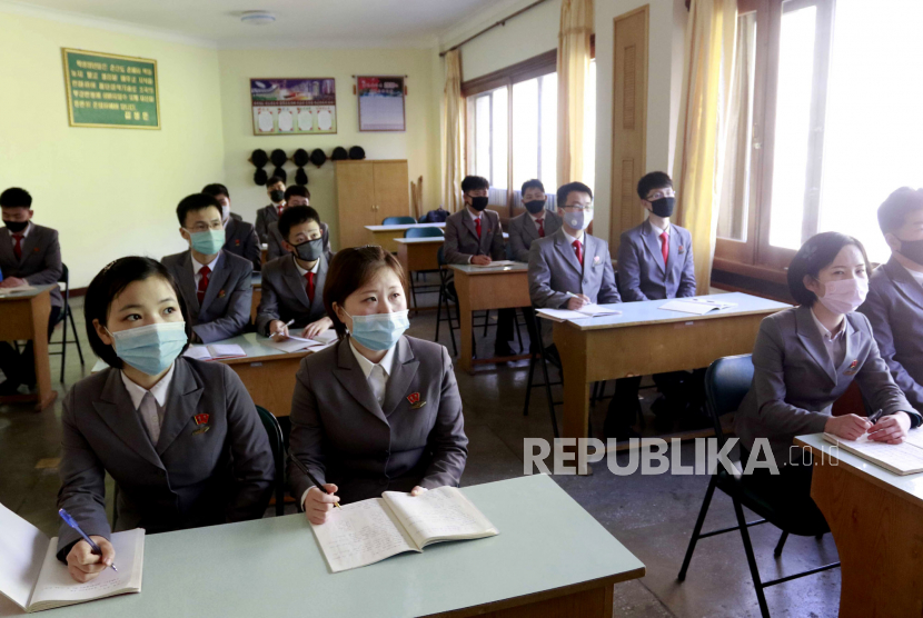 Para siswa yang mengenakan masker saat kegiatan belajar  di Universitas Teknologi Kim Chaek,  Pyongyang, Rabu (22/4). Program berbagi vaksin global COVAX mengurangi jatah vaksin Covid-19 untuk Korut.