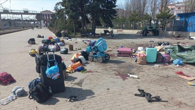 Sedikitnya 50 orang tewas pada Jumat (7/4/2022) dalam serangan Rusia terhadap stasiun kereta api di kota Kramatorsk di Ukraina timur