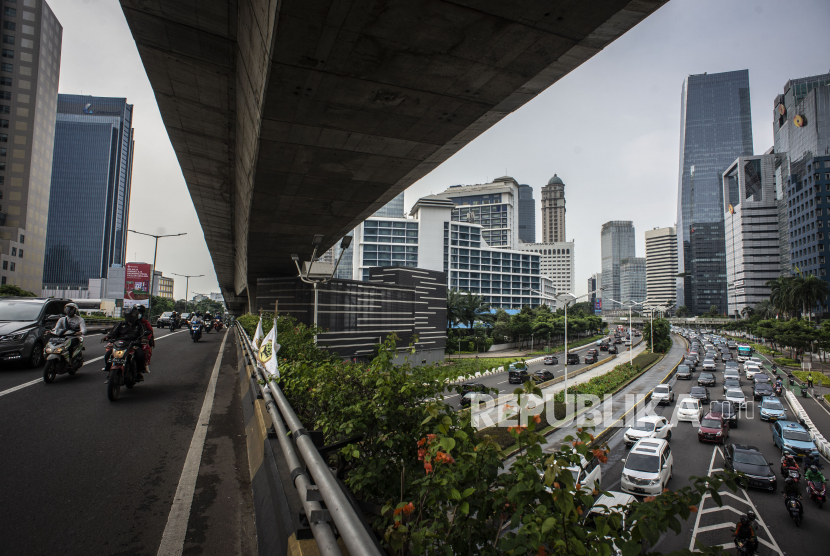 Sejumlah kendaraan melintas di Jalan Jenderal Sudirman, Jakarta, Rabu (5/5/2021). Badan Pusat Statistik (BPS) mencatat pertumbuhan ekonomi Indonesia minus 0,74 persen pada kuartal I 2021.