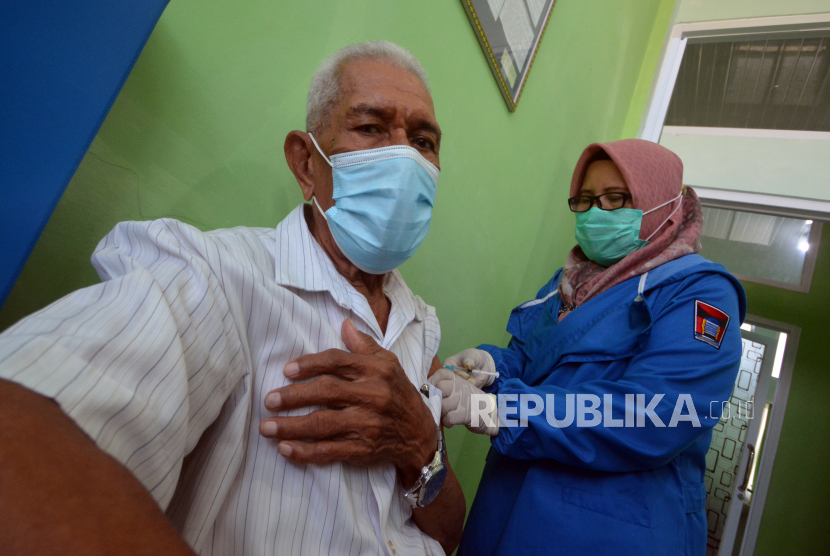 Petugas kesehatan menyuntikan vaksin COVID-19 kepada seorang lansia. Sebanyak 1.268 warga Kota Solok, Sumatera Barat terkonfirmasi positif Corona Virus Disaese (Covid-19) setelah adanya penambahan 11 pasien yang terkonfirmasi virus itu hari Rabu ini.