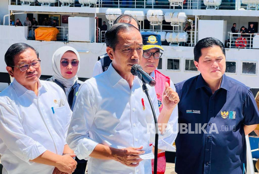 Presiden Jokowi usai meninjau fasilitas dan kesiapan Pelabuhan Merak menghadapi arus mudik lebaran 2023, Selasa (11/4).