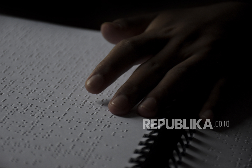 Santri membaca Alquran braile di salah satu kamar di Pesantren Tahfidz Tuna Netra Mahad Saman Darushudur, Cimenyan, Kabupaten Bandung, Jawa Barat, Kamis (30/3/2023). Sebanyak 27 santri tuna netra mengikuti pesantren tahfidz Alquran dengan metode pembelajaran menggunakan bunyi-bunyian serta hafalan Alquran selama Bulan Suci Ramadhan 1444 H.