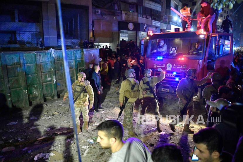 Tentara Lebanon berjalan di lokasi ledakan di distrik selatan Dahiyeh, Beirut, Lebanon, (2/1/2024). Wakil ketua Hamas, Saleh al-Arouri juga tewas dalam serangan tersebut. 