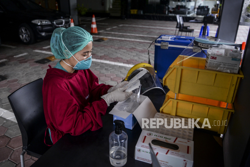 Petugas medis menyiapkan peralatan di salah satu laboratorium layanan tes antigen dan PCR Covid-19.