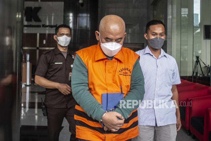 Wali Kota Bekasi nonaktif Rahmat Effendi  berjalan keluar usai menjalani pemeriksaan di Gedung KPK, Jakarta Selatan, Kamis (17/2/2022). 