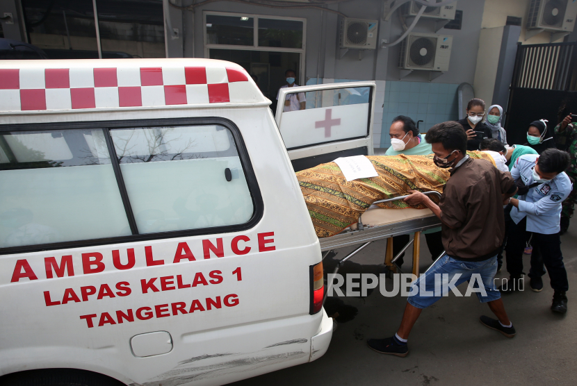 Jenazah korban kebakaran Lapas Kelas 1 Tangerang dimasukkan ke dalam ambulans (ilustrasi).