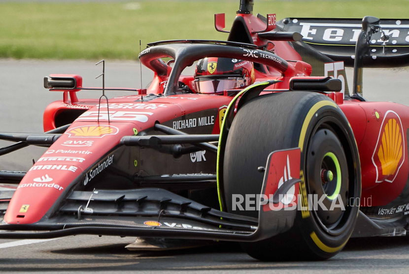 Pembalap Formula Satu (F1) dari Scuderia Ferrari Carlos Sainz menempati pole position pada GP Singapura yang akan berlangsung Ahad (17/9/2023). 