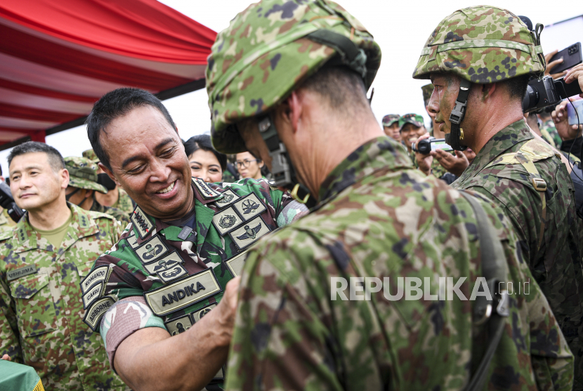 Panglima TNI Jenderal TNI Andika Perkasa (kedua kiri) menyematkan brevet wing penerjun kepada prajurit Angkatan Darat Jepang atau 