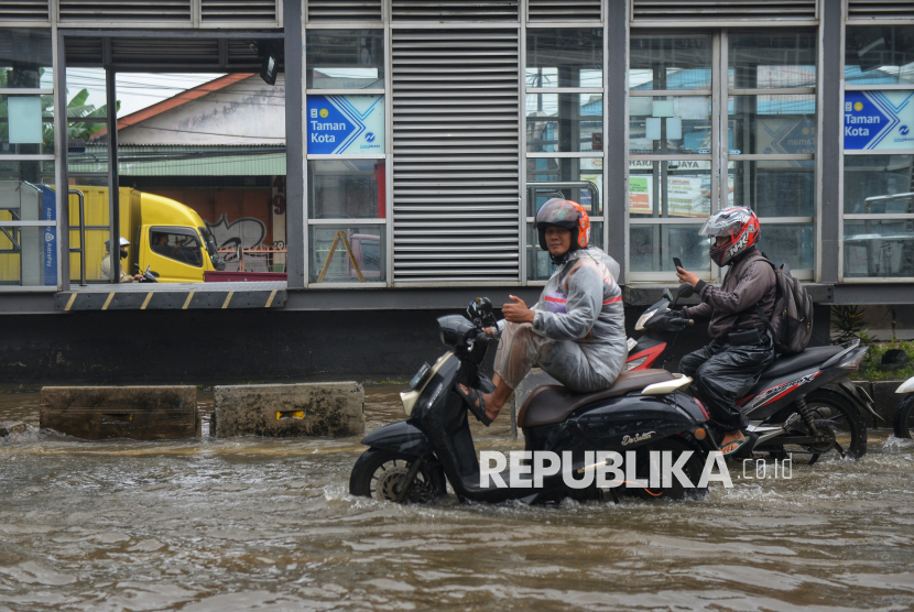 Lalu Lintas Jalan Daan Mogot 'Lumpuh', Pengendara Diminta Cari Alternatif