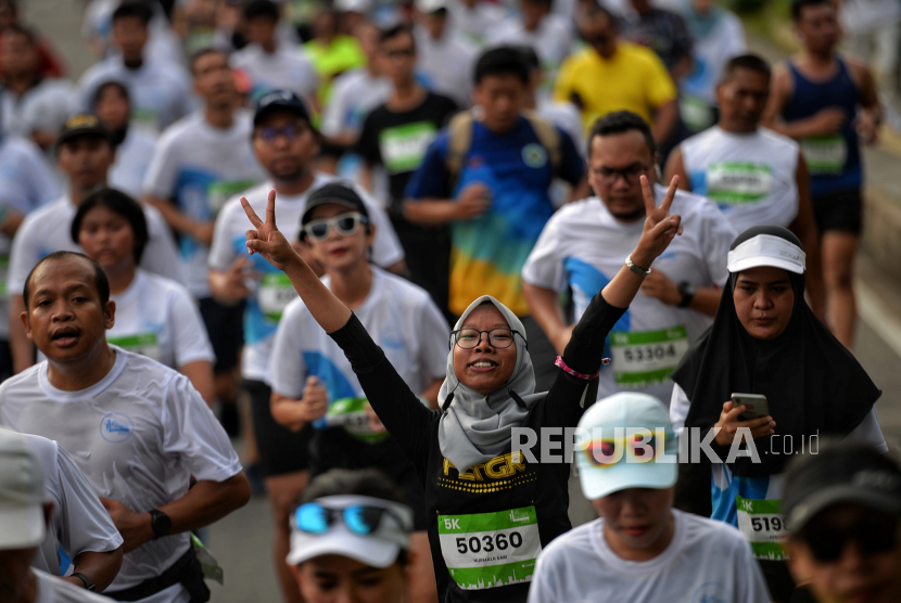 Pelari mengikuti ajang olahraga Jakarta Marathon 2022 di Jakarta, Ahad (16/10/2022). Konon, wajah seorang pelari dapat menua lebih cepat. 