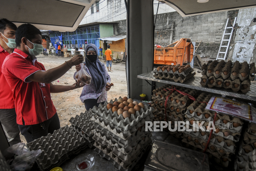 Warga membeli telur saat ada gelar pangan murah dan pasar tani Kementan (ilustrasi)