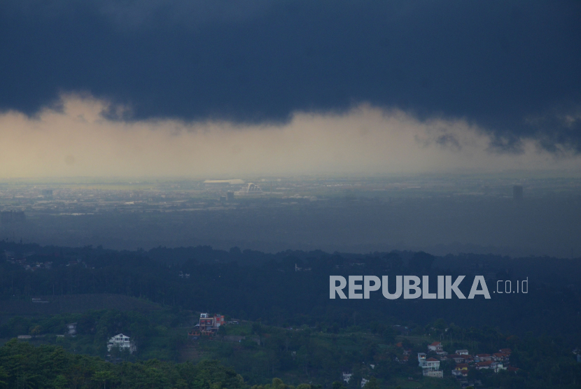 Awan hitam menggelayut di atas Bandung Raya. Masyarakat juga diimbau waspada akan potensi bencana hidrometeorologi. (ilustrasi)