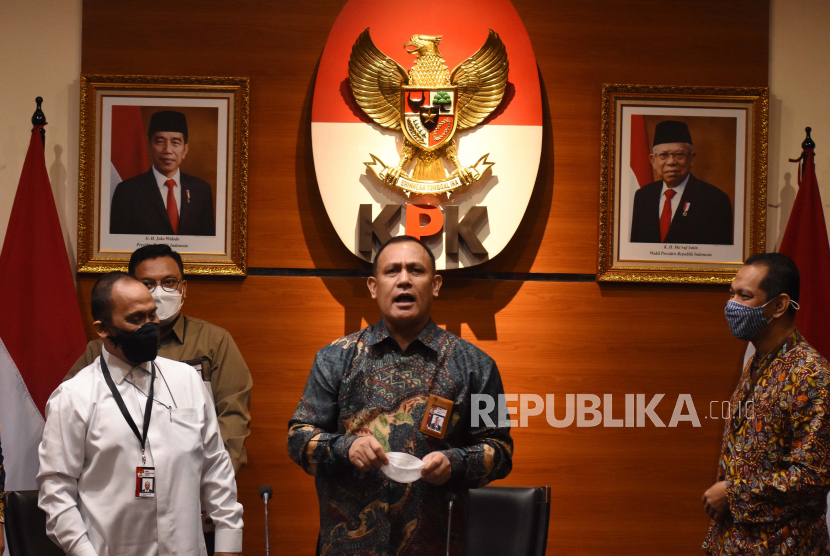 Ketua KPK Firli Bahuri (tengah) bersama Wakil Ketua Nurul Ghufron (kanan) dan anggota Dewan Pengawas Indriyanto Seno Adji (kiri) memberikan keterangan pers mengenai hasil penilaian Tes Wawasan Kebangsaan (TWK) dalam rangka pengalihan pegawai KPK menjadi aparatur sipil negara (ASN) di Gedung Merah Putih KPK, Jakarta, Rabu (5/5/2021). Dari 1351 pegawai KPK, sebanyak 1274 peserta berhasil memenuhi syarat dan 75 peserta tidak memenuhi syarat sementara dua orang tidak mengikuti tes. 