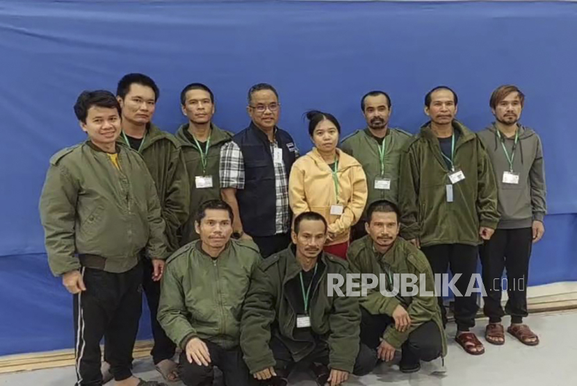 Dalam foto yang dirili? oleh Kementerian Luar Negeri Thailand, tampak sepuluh sandera Thailand yang dibebaskan dan seorang petugas, berfoto di Shamir Medical Center di Israel pada Jumat (24/11/2023). Hamas membebaskan 10 warga negara Thailand yang ditangkap dalam kelompok tersebut.