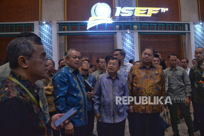 Minister for Economic Affairs Airlangga Hartarto, 10th and 12th Vice President of RI Jusuf Kalla and Bank Indonesia Governor Perry Warjiyo while reviewing one of the stands after opening Indonesia Sharia Economic Festival (ISEF) 2024 at Jakarta Convention Center, Wednesday (30/10/2024). Bank Indonesia again organized the Indonesia Sharia Economic Festival (ISEF) on October 30 to November 3, 2024, which raised the theme Synergy of Sharia Economy and Finance in Strengthening Resilience and Sustainable Economic Growth. Organized since 2014, ISEF has an important role as a means to integrate and realize ideas in measurable initiatives that bring positive impact to national and international economic progress through sharia economic and financial development.