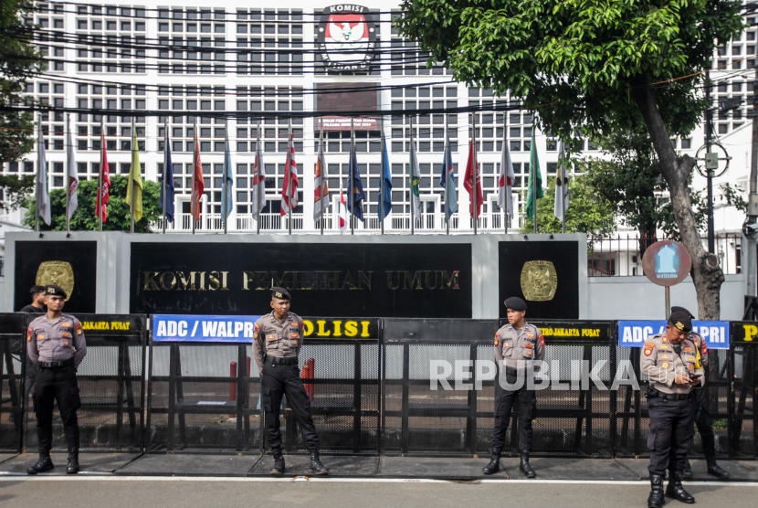 Polisi berjaga di depan Gedung KPU, di Jalan Imam Bonjol, Jakarta. (ilustrasi) 