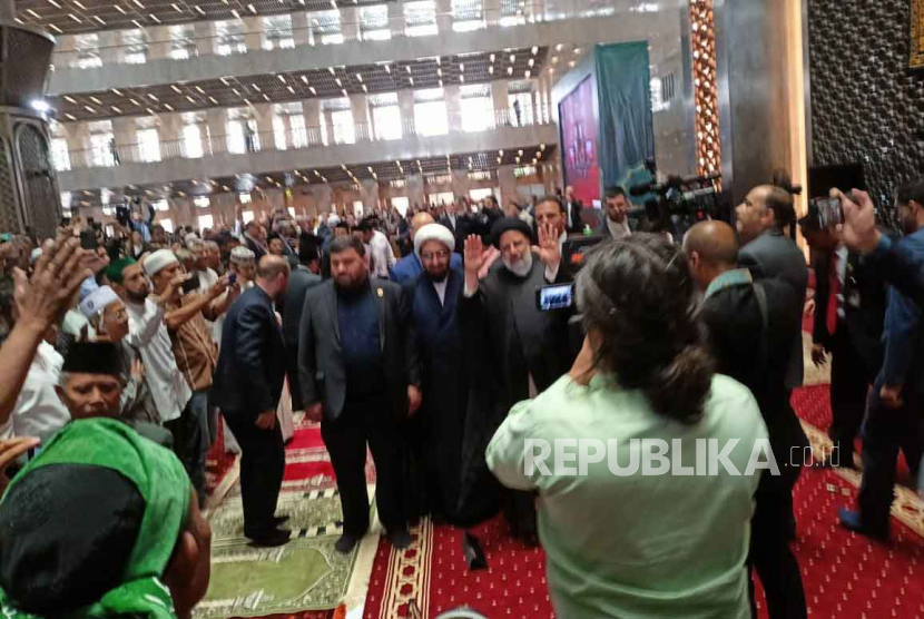Presiden Iran Ebrahim Raisi sholat dzuhur berjamaah di Masjid Istiqlal, Rabu (24/5/2023).