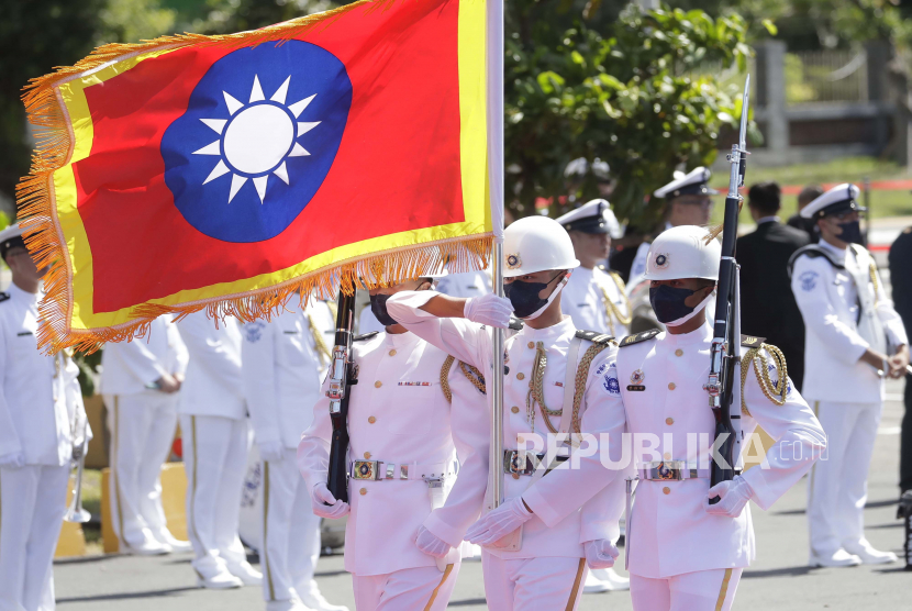 Angkatan Laut Taiwan berbaris selama upacara peresmian kapal perang Ta Jiang buatan dalam negeri di pangkalan angkatan laut Suao di kabupaten Yilan, Taiwan, Kamis, 9 September 2021. AS akan terus membantu Taiwan menjaga pertahanannya.