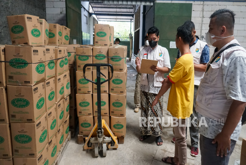 Petugas memeriksa ketersediaan minyak goreng di salah satu distributor di Pekalongan, Jawa Tengah, Jumat (25/2/2022). ilustrasi