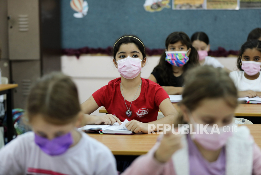 Anak-anak menghadiri kelas di sekolah dasar pada hari pertama sekolah di Yerusalem, Israel, 01 September 2021. Pesan supremasi Yahudi mendominasi kurikulum pendidikan yang diusulkan Israel.