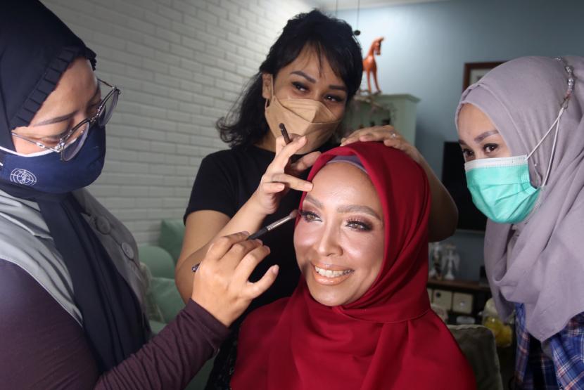 ILUSTRASI Make up. Apakah skin care dan lain-lain termasuk tanggungan nafkah dari suami untuk istri?