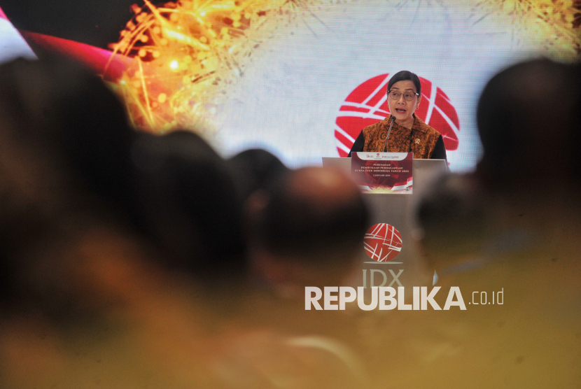 Menteri Keuangan Sri Mulyani Indrawati menyampaikan sambutan saat menghadiri pembukaan perdagangan saham tahun 2025 di Gedung Bursa Efek Indonesia, Jakarta, Kamis (2/1/2025). Pada pembukaan  perdagangan saham 2025, Indeks Harga Saham Gabungan (IHSG)  dibuka hijau dengan menguat 30,21 poin atau 0,43 persen ke level 7110.114.