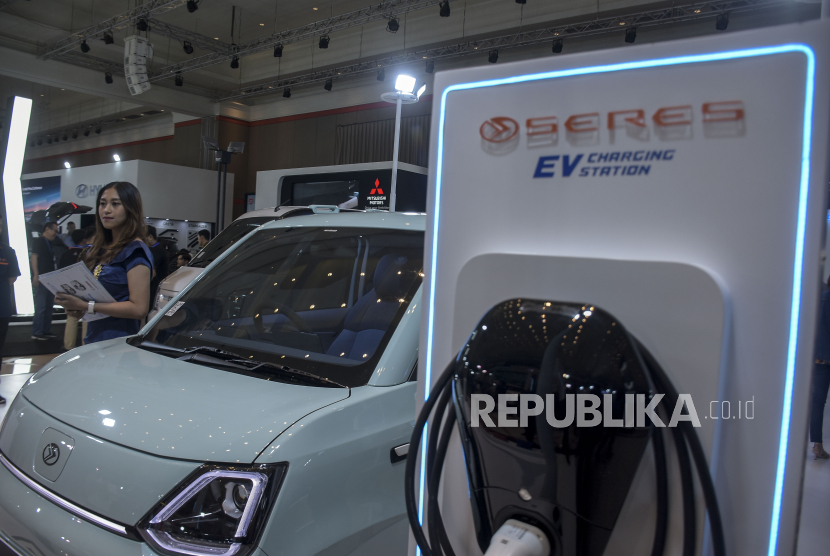 Pengunjung melihat mobil listrik yang dipajang pada pameran otomotif GIIAS Bandung 2023 di Sudirman Grand Ballroom, Bandung, Jawa Barat, Rabu (22/11/2023). 