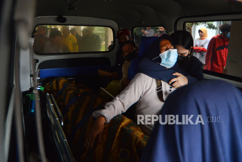 Keluarga korban menangis di samping jenazah anaknya yang menjadi korban erupsi Gunung Marapi, di Rumah Sakit Dr Achmad Mochtar Bukittinggi, Sumatera Barat, Rabu (6/12/2023). 