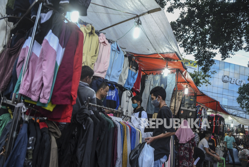 Warga membeli pakaian di saat pemberlakukan PSBB di pasar Kebayoran Lama, Jakarta, Kamis (21/5/2020). Sejumlah pedagang dan pembeli di Pasar Kebayoran Lama dikenai sanksi karena melanggar aturan PSBB.