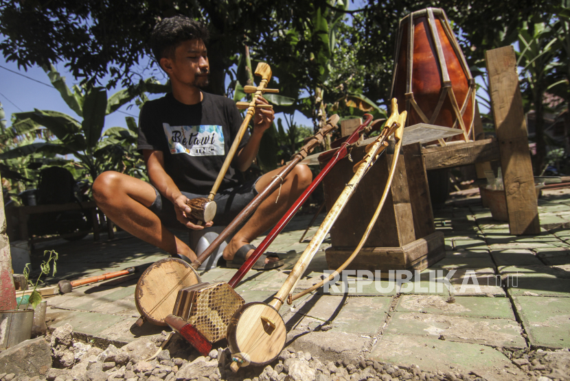 Perajin menyelesaikan pembuatan alat musik tehyan di Betawi Etnic, Tapos, Depok, Jawa Barat, Selasa (27/7/2021). Kementerian Koperasi dan Usaha Kecil Menengah (Kemenkop) menyebutkan, penyaluran Banpres Produktif Usaha Mikro (BPUM) paling banyak di Jawa Barat.