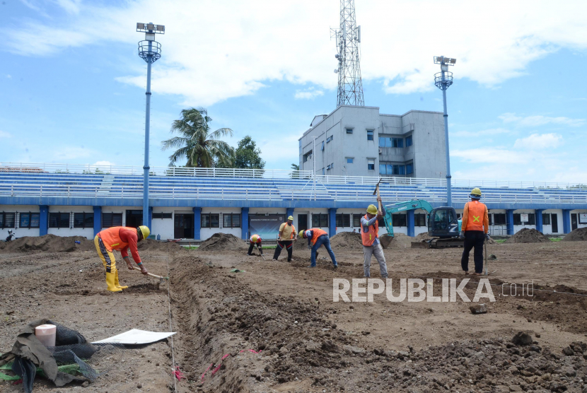 Aktivitas pekerja menyelesaikan proyek renovasi Stadion Sidolig, Jalan Ahmad Yani, Kota Bandung, Jumat (6/11). Kementerian Pekerjaan Umum dan Perumahan Rakyat (PUPR) merenovasi sarana dan prasarana sejumlah stadion dan lapangan, termasuk Stadion Sidolig yang ditujukan untuk tempat latihan bagi tim sepak bola pada ajang Piala Dunia U-20 pada 2021. Renovasi Sidolig ditargetkan rampung pada Maret 2021.