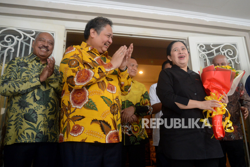 Ketua Umum Partai Golkar Airlangga Hartarto bersama dengan Ketua DPP PDI Perjuangan Puan Maharani berbincang usai melakukan pertemuan di kediaman Airlangga di Jakarta, Kamis (27/7/2023). Pertemuan tersebut diantaranya membahas hal-hal politik jelang pemilu 2024. 