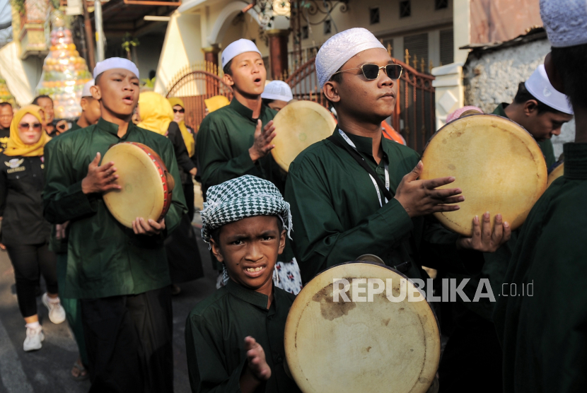 Warga merayakan Maulid Nabi Muhammad.