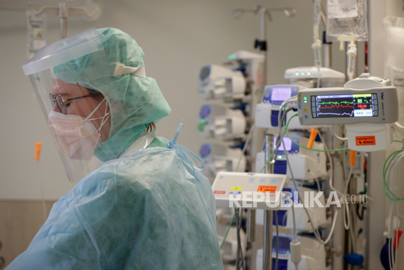  Perawat merawat pasien dengan virus corona di unit perawatan intensif di situs Etterbeek-Ixelles di Rumah Sakit Iris Sud di Brussel, Belgia, 20 Oktober 2020. Belgia menyaksikan peningkatan infeksi virus corona yang mendorong pemerintah untuk memberlakukan pembatasan baru yang diberlakukan. 