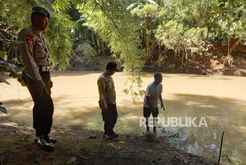 Upaya pencarian seorang anak yang tenggelam di sungai wilayah Desa Plosorejo, Kecamatan Gondang, Kabupaten Sragen, Jawa Tengah, Senin (26/2/2024).