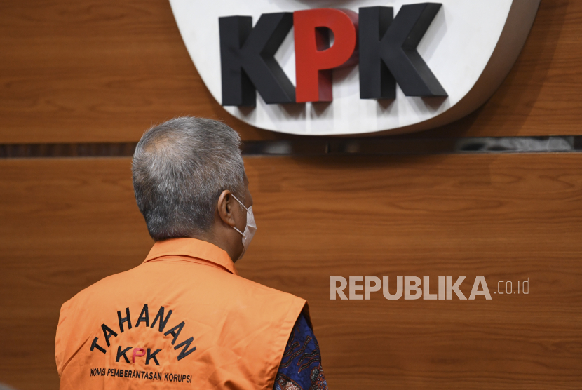 Hakim Agung Mahkamah Agung (MA) Sudrajad Dimyati (kiri) saat dihadirkan dalam konferensi pers di Gedung Merah Putih, KPK, Jakarta, Jumat (23/9/2022). Sudrajad Dimyati menjadi satu tersangka yang masuk dalam 10 operasi tangkap tangan (OTT) KPK pada 2022. (ilustrasi)