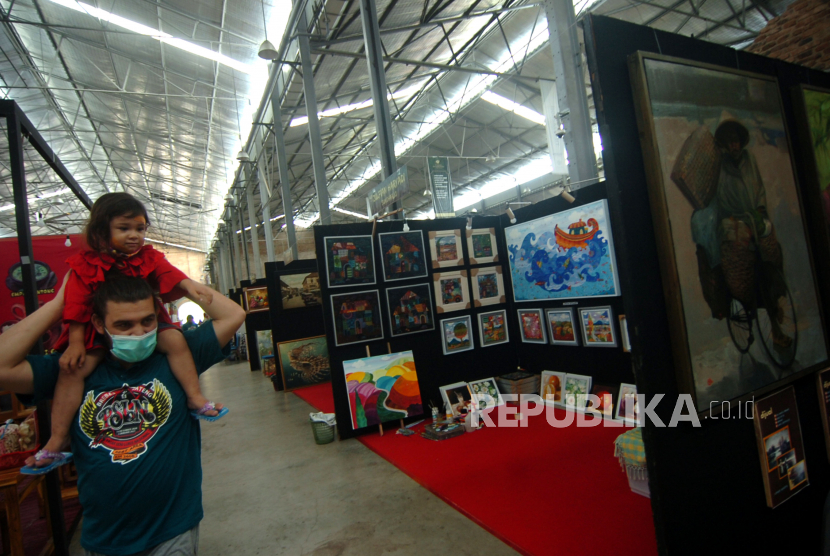 Pengunjung melihat pameran lukisan di Rest Area Km 260 Banjaratma, Brebes, Jawa Tengah, akhir pekan lalu. PT Waskita Karya (Persero) turut mendukung acara Pasar Seni Lukis Nasional II (PSLN) Brebes 2020 di rest area Banjaratma.