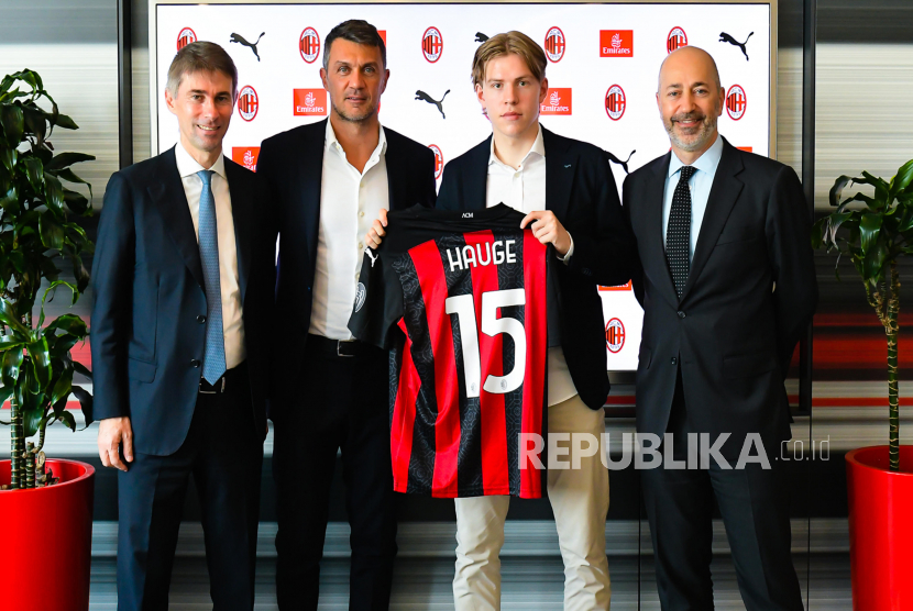  Foto handout oleh AC Milan menunjukkan Direktur Olahraga AC Milan Frederic Massara (kiri) dan Paolo Maldini (dua kiri). Juventus diklaim sangat tertarik mendatangkan Ricky Massara. 