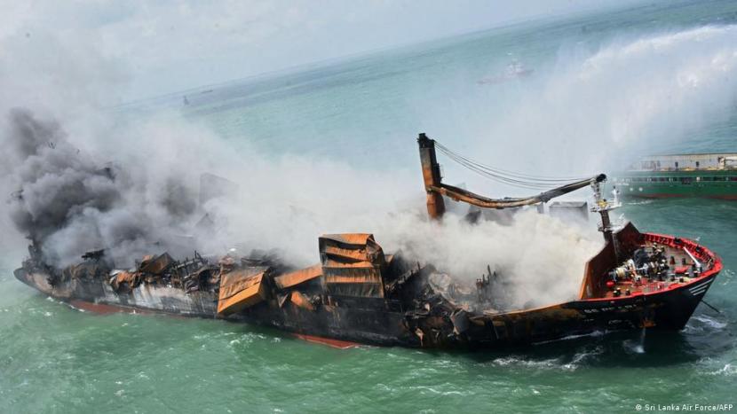 Karamnya Kapal Pembawa Bahan Kimia Ciptakan Bencana Ekologi di Sri Lanka