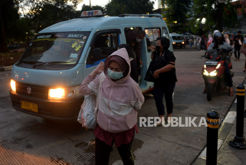 Warga berjalan usai turun dari angkutan umum di Jakarta, Selasa (3/1/2023). Direktur Angkutan Badan Pengelola Transportasi Jabodetabek (BPTJ) Tatan Rustandi mengatakan integrasi menjadi kunci untuk meningkatkan efektivitas dan efisiensi dalam transportasi. 